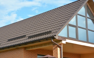 Roof with gutter equipped with Gutter Guards in Peoria IL